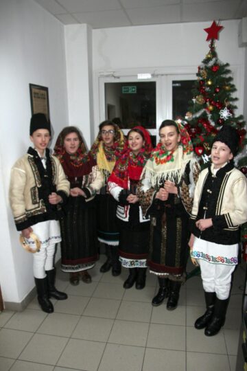 Un grup de elevi din Cornu Luncii a colindat ieri redacția Monitorului de Suceava