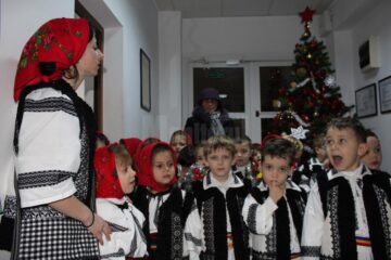 „Buburuzele” de la Grădinița „Sf. Ioan cel Nou” au colindat redacția Monitorului de Suceava