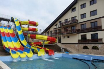 Noul complex din Cacica dispune de o piscină exterioară cu tobogane cu apă