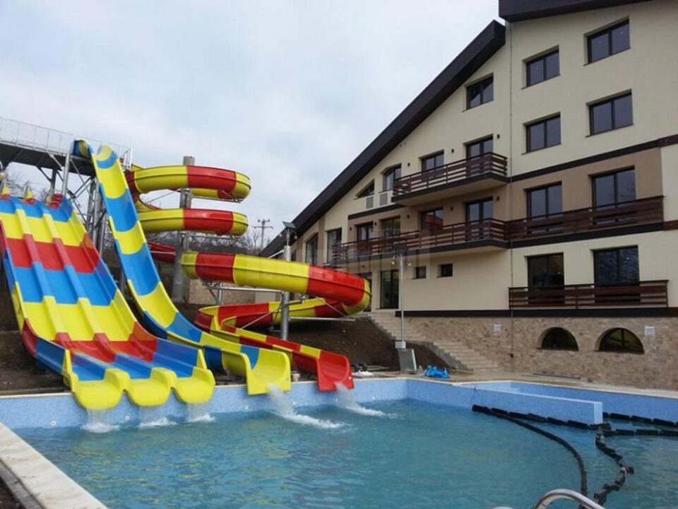 Noul complex din Cacica dispune de o piscină exterioară cu tobogane cu apă