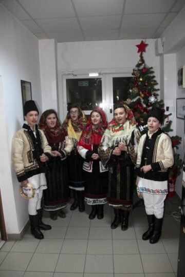 Un grup de elevi din Cornu Luncii a colindat ieri redacția Monitorului de Suceava