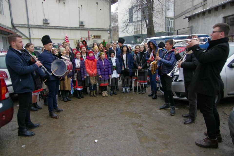 Grupul Școlii „Mihai Eminescu” Bănești a avut un program complex de colinde, urături, jocuri de măști, iar în final redactorii ziarului au fost sorcoviți
