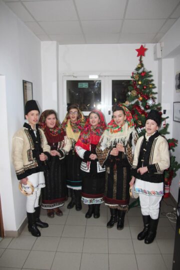 Un grup de elevi din Cornu Luncii a colindat ieri redacția Monitorului de Suceava