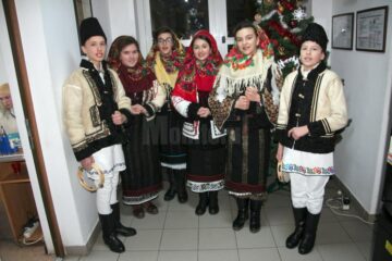 Un grup de elevi din Cornu Luncii a colindat redacția Monitorului de Suceava