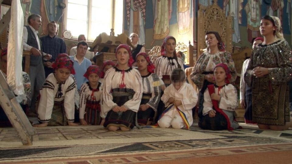 Preotul care crește puii de om ai altora. „Am gustat din pâinea amară a unui copil orfan“