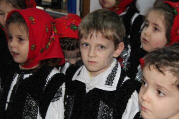 „Buburuzele” de la Grădinița „Sf. Ioan cel Nou” au colindat redacția Monitorului de Suceava