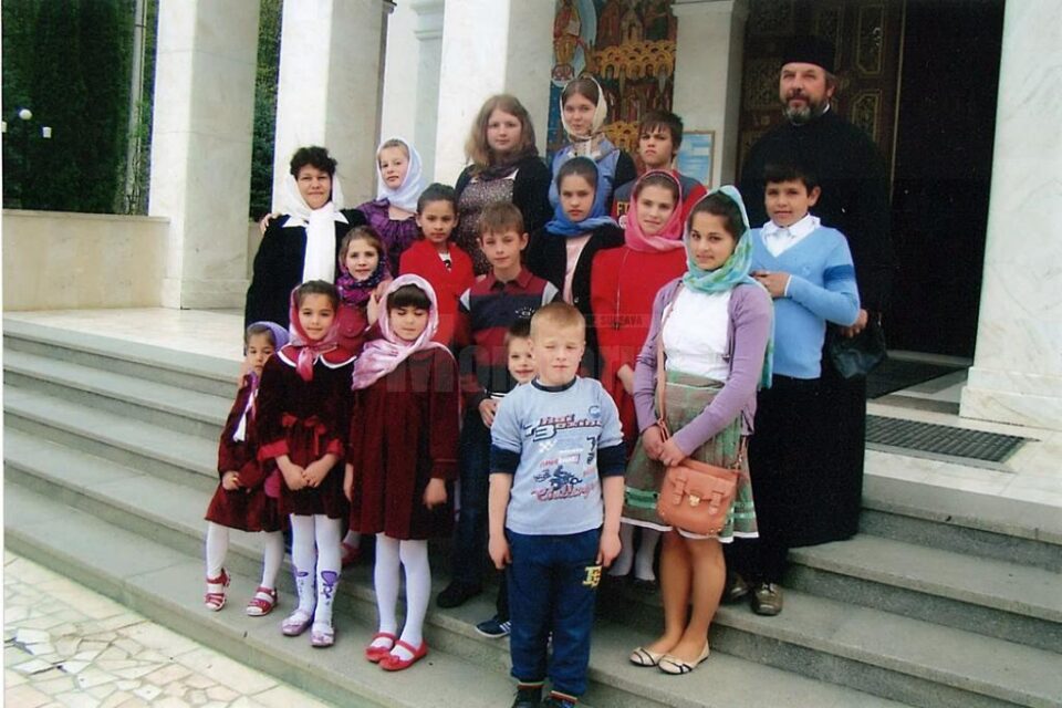 Preotul Gheorghe Saftiuc și soția sa, Mioara, au transformat în anul 2000 o școală părăsită într-o casă de copii și de atunci au cea mai numeroasă familie din Dolhasca