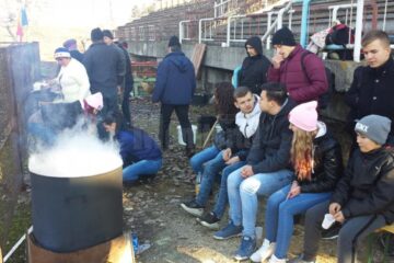 Meciuri demonstrative și friptură de porc la ceaun la sfârșit de an pentru micii rugbiști suceveni