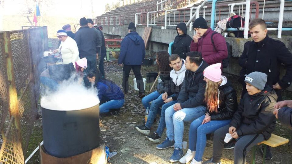 Meciuri demonstrative și friptură de porc la ceaun la sfârșit de an pentru micii rugbiști suceveni