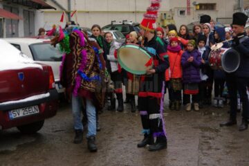Elevii Școlii „Mihai Eminescu” Bănești au colindat redacția ziarului Monitorul de Suceava