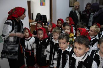 „Buburuzele” de la Grădinița „Sf. Ioan cel Nou” au colindat redacția Monitorului de Suceava