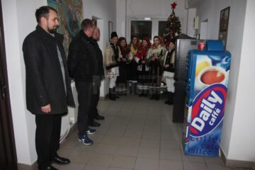 Un grup de elevi din Cornu Luncii a colindat ieri redacția Monitorului de Suceava