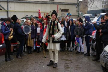 Elevii Școlii „Mihai Eminescu” Bănești au colindat redacția ziarului Monitorul de Suceava