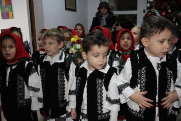 „Buburuzele” de la Grădinița „Sf. Ioan cel Nou” au colindat redacția Monitorului de Suceava
