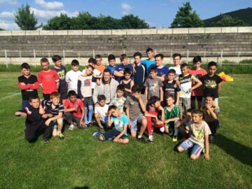 Mihai Macovei, printre copii care învață tainele rugbyului la Gura Humorului