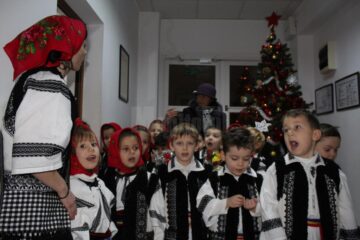 „Buburuzele” de la Grădinița „Sf. Ioan cel Nou” au colindat redacția Monitorului de Suceava