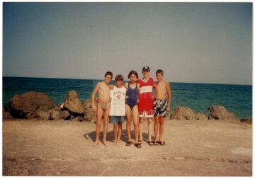 Mihai, dreapta, era un copil destul de firav când s-a apucat de rugby