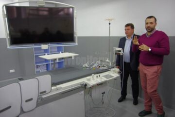 Dr. Mihai Crețeanu Jr. (dreapta) și dr. Roberto Haret (stânga) explică performanțele noului angiograf