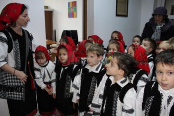 „Buburuzele” de la Grădinița „Sf. Ioan cel Nou” au colindat redacția Monitorului de Suceava