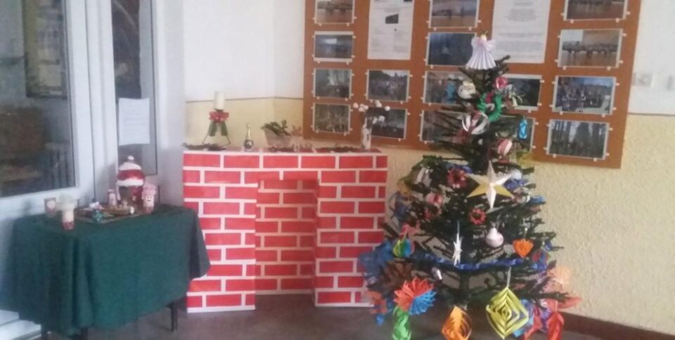 Bradul împodobit cu podoabe confecționate de copii