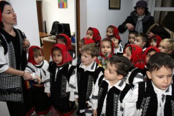 „Buburuzele” de la Grădinița „Sf. Ioan cel Nou” au colindat redacția Monitorului de Suceava
