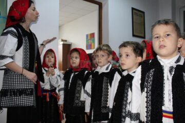 „Buburuzele” de la Grădinița „Sf. Ioan cel Nou” au colindat redacția Monitorului de Suceava