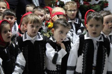 „Buburuzele” de la Grădinița „Sf. Ioan cel Nou” au colindat redacția Monitorului de Suceava