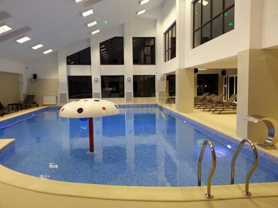 Piscina interioară a complexului de agrement din Cacica