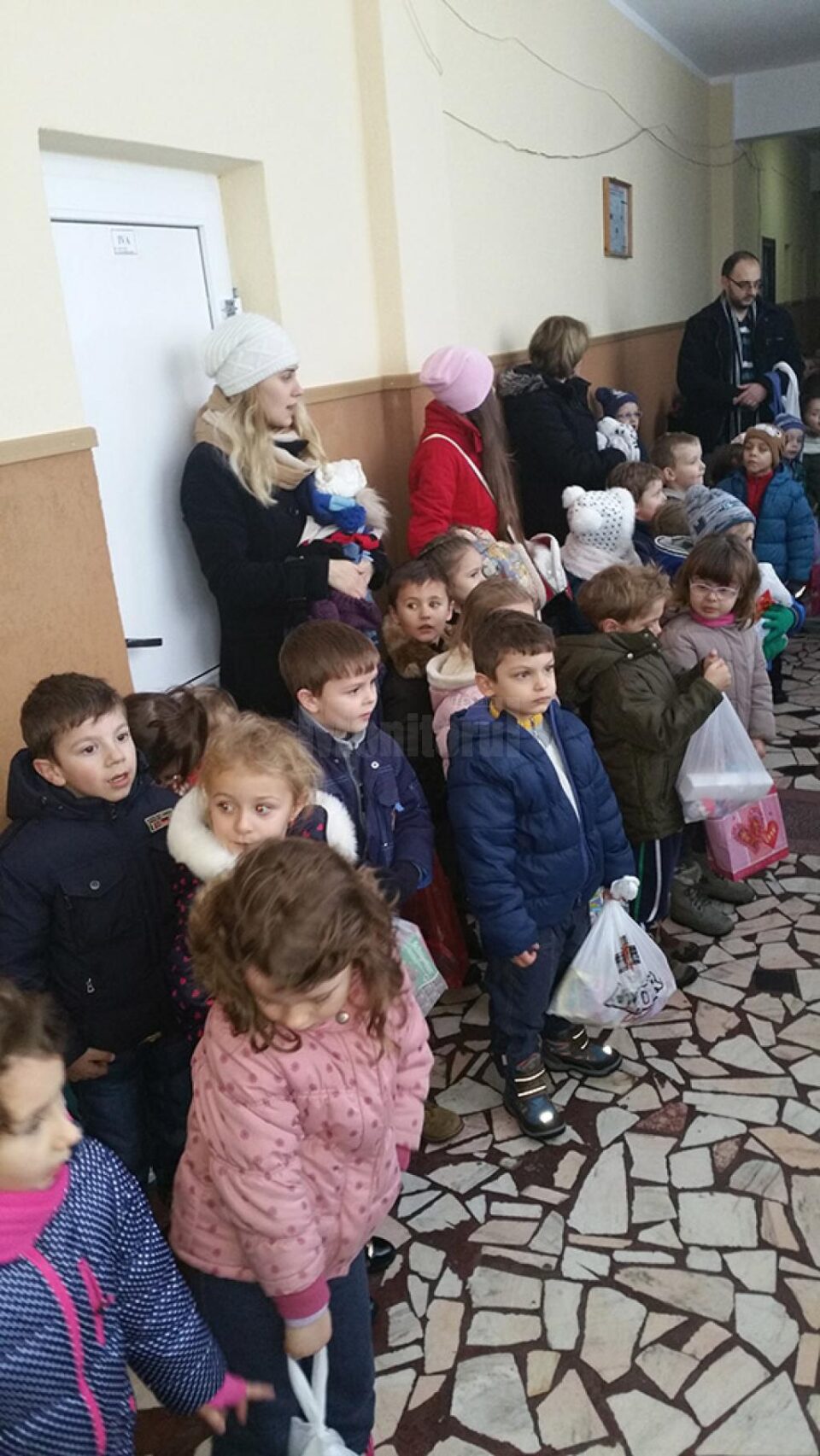 ,,Dăruind devenim mai buni”, acțiune umanitară organizată de preșcolarii de la Grădinița „Prichindel”