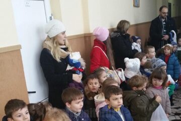 ,,Dăruind devenim mai buni”, acțiune umanitară organizată de preșcolarii de la Grădinița „Prichindel”