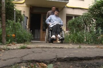 La scurt timp după nenorocirea din 2006, pe ușa apartamentului lui Ciprian a intrat Bogdan Pilat, angajat în cadrul Fundației Caritas, care a venit să înceapă ședințele de kinetoterapie