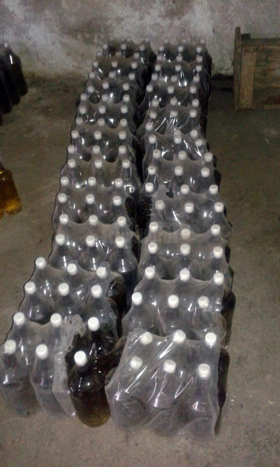 În timpul perchezițiilor a fost găsită cantitatea de aproximativ o mie de litri de alcool, fără proveniență legală