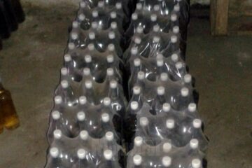 În timpul perchezițiilor a fost găsită cantitatea de aproximativ o mie de litri de alcool, fără proveniență legală