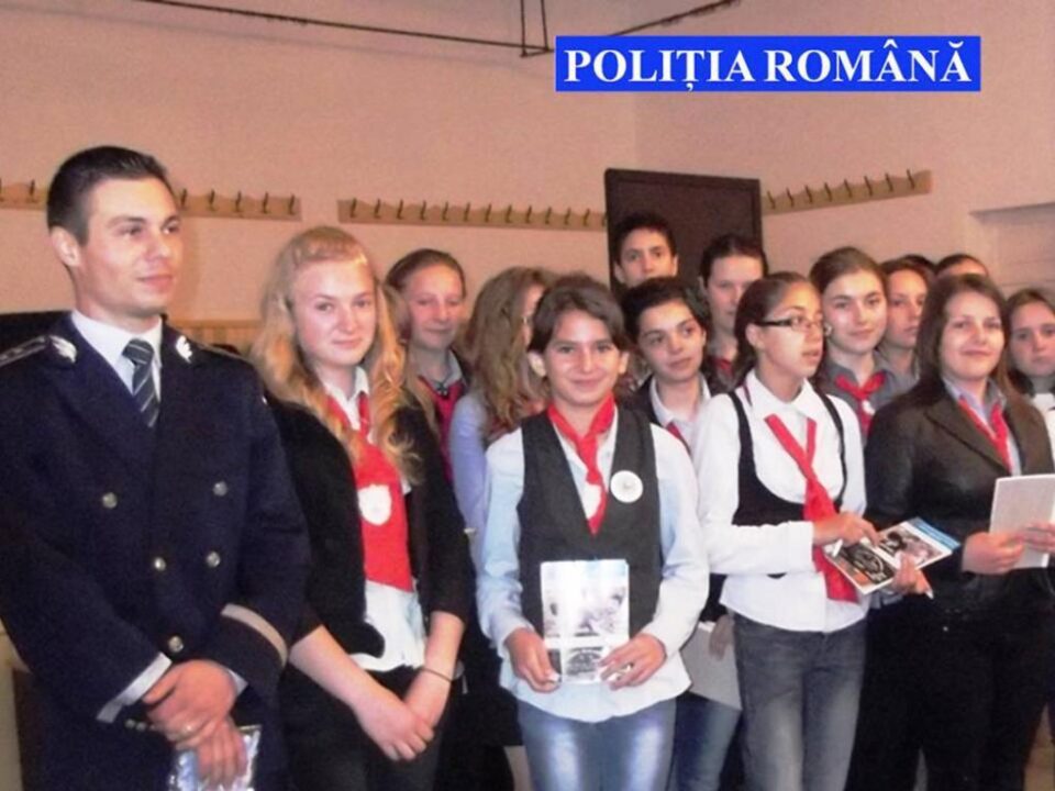 Peste o mie de copii din județul Suceava au aflat de la polițiști ce înseamnă drepturile omului
