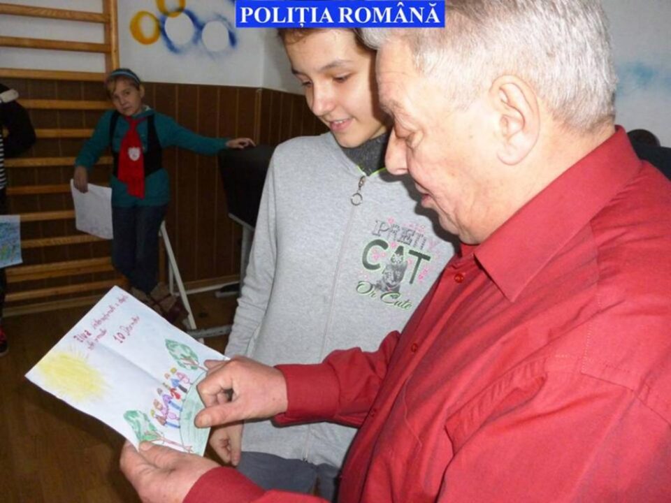 Brian Douglas de la Stamp Out Slavery, apreciind desenele copiilor din Ciocănești