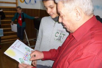 Brian Douglas de la Stamp Out Slavery, apreciind desenele copiilor din Ciocănești