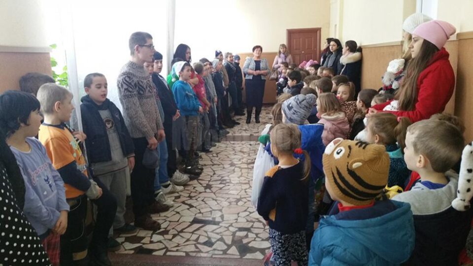 ,,Dăruind devenim mai buni”, acțiune umanitară organizată de preșcolarii de la Grădinița „Prichindel”