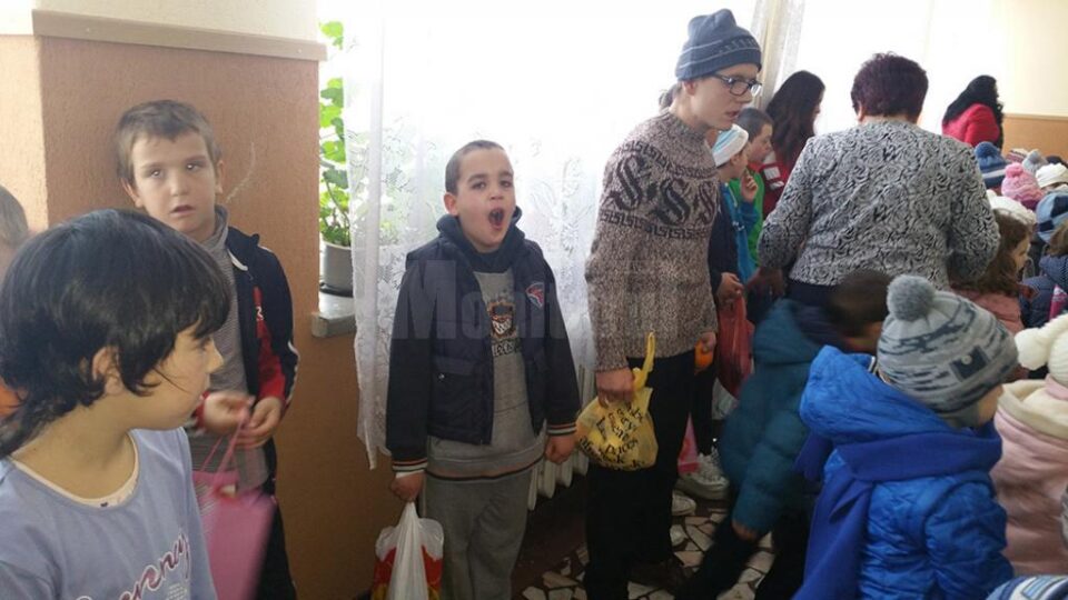 ,,Dăruind devenim mai buni”, acțiune umanitară organizată de preșcolarii de la Grădinița „Prichindel”