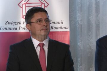 De mai bine de 13 ani, Ghervazen Longher, președinte al Uniunii Polonezilor din România, a fost ales deputat în Parlamentul României, ca reprezentant al minorității poloneze