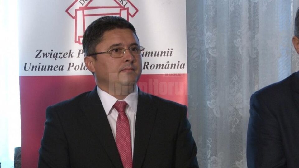 De mai bine de 13 ani, Ghervazen Longher, președinte al Uniunii Polonezilor din România, a fost ales deputat în Parlamentul României, ca reprezentant al minorității poloneze