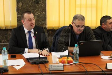 Viceprimarul Lucian Harșovschi (stânga) consideră că se impune o schimbare în modul de funcționare a Serviciului de Administrare Străzi din cadrul Primăriei Suceava