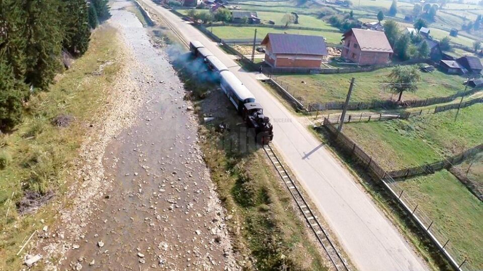 Mocănița îi plimbă pe turiști pe o distanță de 12 kilometri, tur-retur, de la Moldovița la Argel