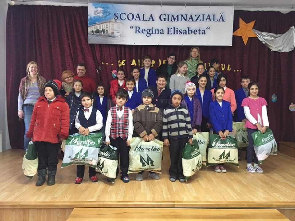 Asociația de Părinți a Școlii Gimnaziale Nr. 4 ”Regina Elisabeta” din Rădăuți organizează acțiuni menite să sprijine copiii cu situații materiale și școlare dificile, copiii cu probleme de sănătate, copiii din centrele de plasament