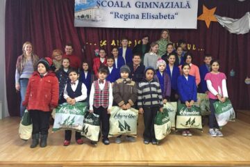 Asociația de Părinți a Școlii Gimnaziale Nr. 4 ”Regina Elisabeta” din Rădăuți organizează acțiuni menite să sprijine copiii cu situații materiale și școlare dificile, copiii cu probleme de sănătate, copiii din centrele de plasament