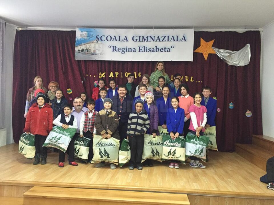 Asociația de Părinți a Școlii Gimnaziale Nr. 4 ”Regina Elisabeta” din Rădăuți organizează acțiuni menite să sprijine copiii cu situații materiale și școlare dificile, copiii cu probleme de sănătate, copiii din centrele de plasament