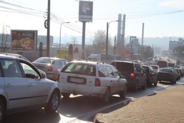 Haos în sensul giratoriu de la Dedeman, paralizat de traficul dirijat pe acolo de o serie de restricții recent impuse