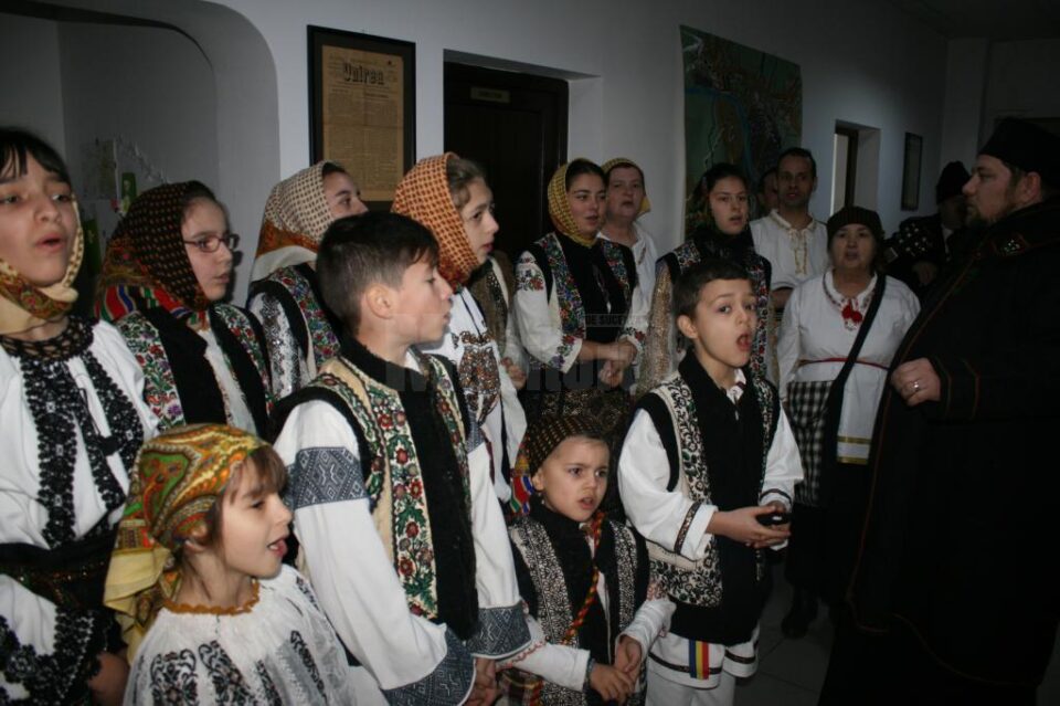 Colindători de la Mitocu Dragomirnei, la redacția Monitorului de Suceava
