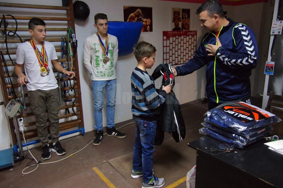 Andu Vornicu le-a împărțit copiilor pe care îi antrenează premiul în bani de la Gala "Top 10 Suceveni"