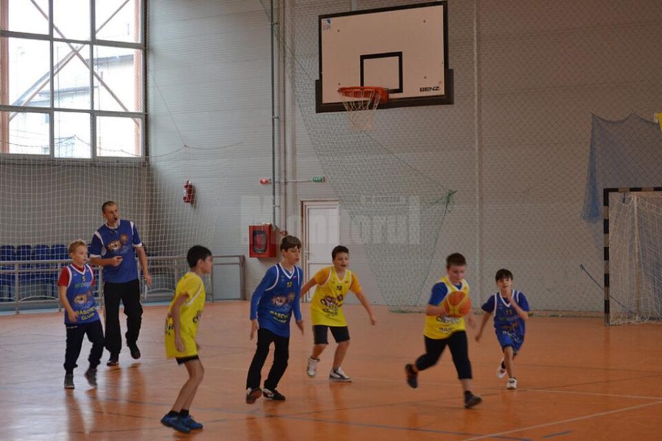 Copiii și părinții au jucat baschet la Cupa Moș Crăciun