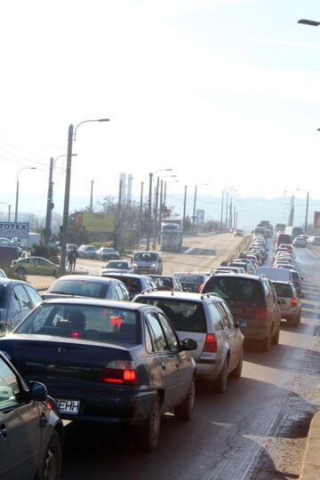 Haos în sensul giratoriu de la Dedeman, paralizat de traficul dirijat pe acolo de o serie de restricții recent impuse